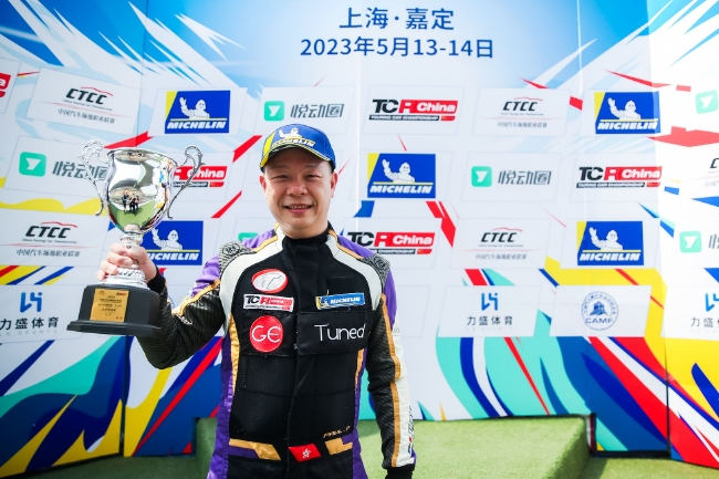  电竞新星闪耀赛场斩获首冠殊荣