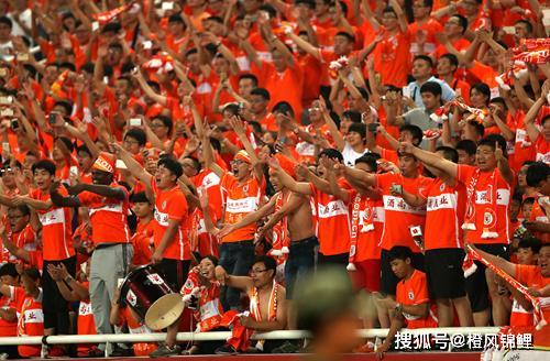  赛前训练开放日，球迷零距离接触球星