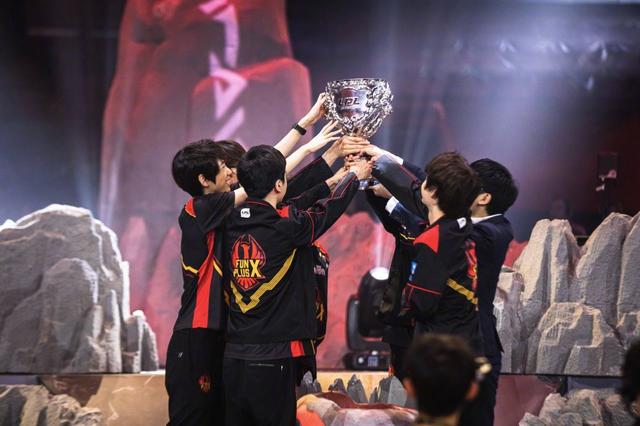  电竞选手昼夜备战，冲刺赛季最终冠军