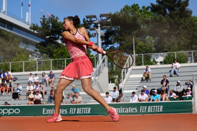  郑钦文强势晋级八强，中国金花闪耀法网