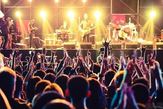  电竞解说激情澎湃点燃赛场氛围