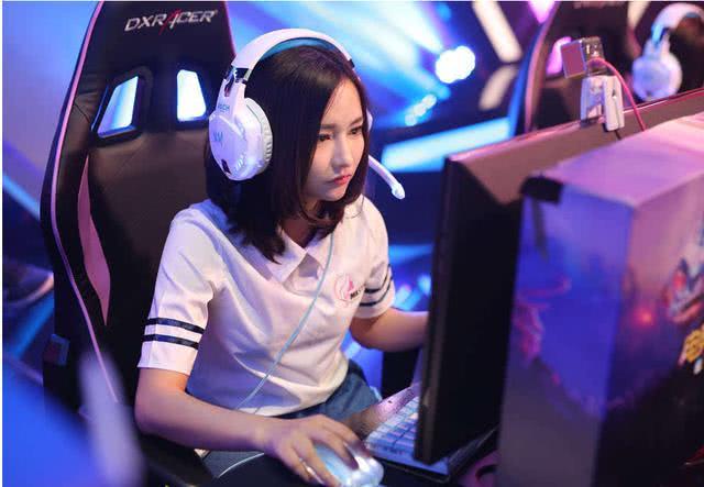  电竞少女崭露头角，精准预判助队翻盘  