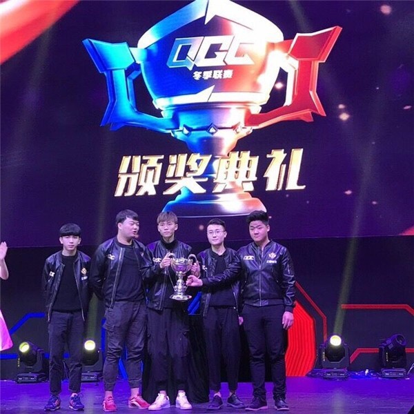  电竞新秀锋芒毕露斩获赛季首冠