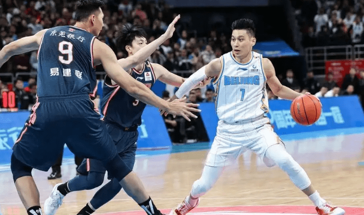  篮坛巨星闪耀全场率队豪取连胜