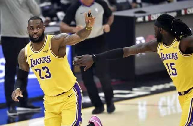  贾巴尔发球上网战术奏效轻取胜利果实